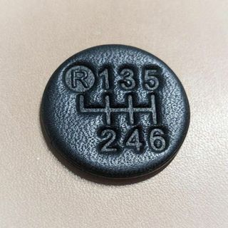 本革　ヌメ革6速（左R）シフトパターンプレート　丸型　直径25ｍｍ　R6BK25(車内アクセサリ)