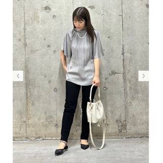 プラステ(PLST)の新品！♥️PLST♥️サテンギャザーブラウス。M。グレー。シャツ。前後2WAY.(シャツ/ブラウス(半袖/袖なし))