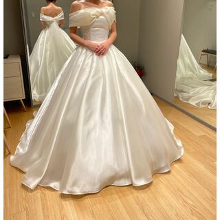 ウエディングドレス オフショルダー デザイン感 光沢感 プリンセスライン 結婚式