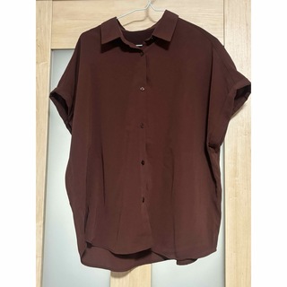 ジーユー(GU)のGU 半袖ドレープシャツ　レンガ色　XL(シャツ/ブラウス(半袖/袖なし))