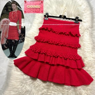シャネル(CHANEL)の本物 美品 ランウェイ シャネル プレート装飾 フリルレース スカート 38 赤(ひざ丈スカート)