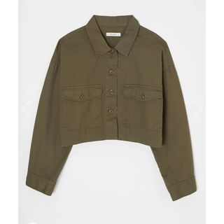 マウジー(moussy)のmoussy CROPPED OVER シャツ　薄手アウター　カーキ(ミリタリージャケット)