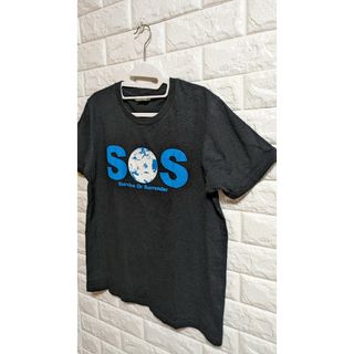 Tシャツ ブラック メンズ　ビッグロゴ　バックプリント　目立つ　SOSTシャツ(Tシャツ/カットソー(半袖/袖なし))