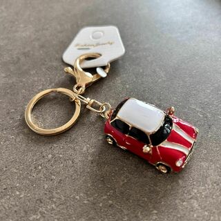 MINI キーホルダー 車 赤 レッド 白 ミニカー バッグチャーム 男の子(キーホルダー)
