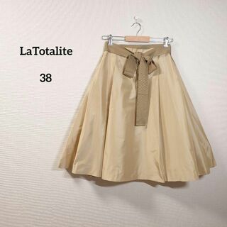 ラトータリテ(La TOTALITE)のラトータリテ　スカート　膝丈　38　シルク　ベージュ　光沢感　リボン(ひざ丈スカート)