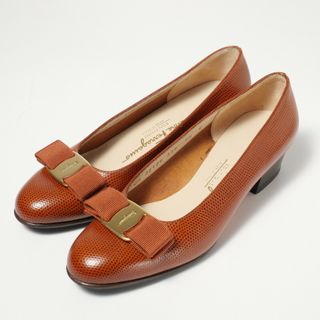 ■美品■Salvatore Ferragamo BOUTIQUE サルヴァトーレフェラガモ《VARA》 ヴァラ リボン レザー パンプス サイズ5.5C（22.5cm相当）リザード型押 ブラウン イタリア製 ブランド古着【中古】20240226/GP3418(ハイヒール/パンプス)