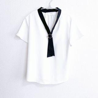 トッコクローゼット(TOCCO closet)の【 tocco 】　ネイビー　白　ボウタイ　パール　オフィス　キレイめ　トップス(カットソー(半袖/袖なし))