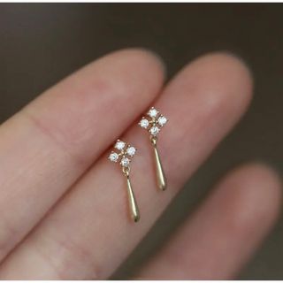 揺れる四つ葉雫　  ゴールド　ピアス(ピアス)