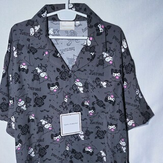 新品 アロハシャツ XL クロミ サンリオ 黒バラ 開襟シャツ 総柄 半袖(シャツ)