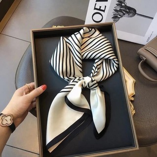 売れ筋♡　ホワイト　スクエア　高級感　大判　スカーフ　シルク風　サテン　ストール(バンダナ/スカーフ)