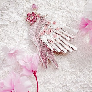 桜はむ幸せの白ツバメブローチ　オートクチュール刺繍　ビーズ刺繍(ブローチ/コサージュ)