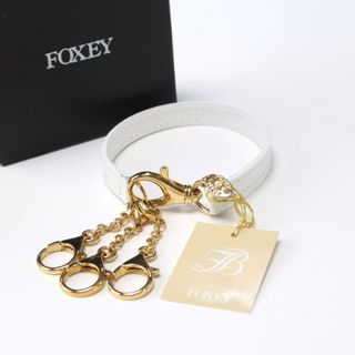 フォクシー(FOXEY)の■未使用品■FOXEY フォクシー キーホルダー チャーム レザー ホワイト×ゴールド アクセサリー 20231002/GO4386(キーホルダー)