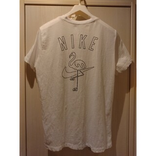 ナイキ(NIKE)のNIKEフラミンゴバックプリントTシャツ(Tシャツ(半袖/袖なし))
