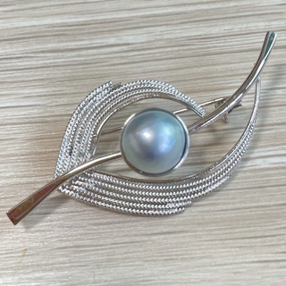 【美品 silver】真珠10mm 葉っぱ ブローチ(ブローチ/コサージュ)