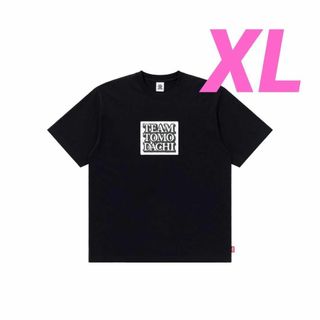 XL チーム友達 TEAM TOMODACHI LABEL TEE BLACK(Tシャツ/カットソー(半袖/袖なし))