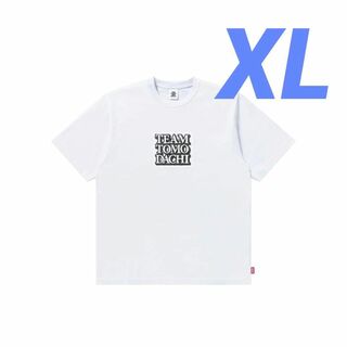 XL チーム友達 TEAM TOMODACHI LABEL TEE WHITE(Tシャツ/カットソー(半袖/袖なし))