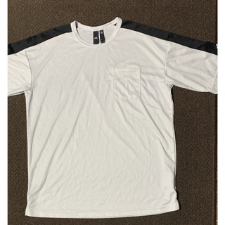 アディダス(adidas)のadidas アディダス　tシャツ スリット　胸ポケット　白　　ポリエステル(Tシャツ/カットソー(半袖/袖なし))