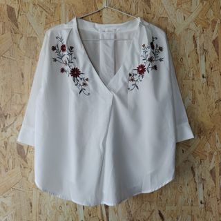 アルシーヴ花柄刺繍七分袖シャツ　ホワイトМ