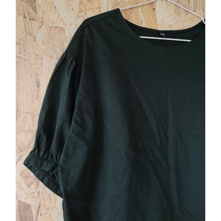 ユニクロ(UNIQLO)のユニクロ濃緑パフスリーブカットソー　トップス　Ｔシャツ　М(Tシャツ(半袖/袖なし))