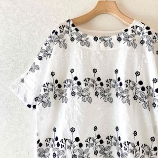 新品　未使用　小花柄　刺繍　Tシャツ  カットソー　ブラウス　白　(Tシャツ/カットソー(半袖/袖なし))