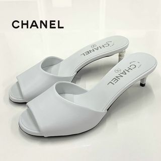 シャネル(CHANEL)の9413 未使用 シャネル レザー ココマーク パール サンダル ホワイト  (サンダル)