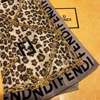 フェンディ(FENDI)の極美　フェンディ　ハンカチスカーフ　大判　58🔲　leopard ズッカ (ハンカチ)