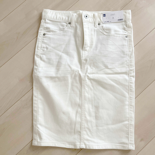 ジーユー(GU)の新品未使用タグ付き　ホワイトデニムスカート(ひざ丈スカート)