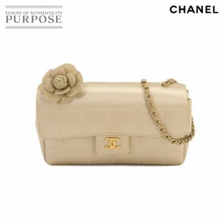 シャネル(CHANEL)のシャネル CHANEL チョコバー カメリア チェーン ショルダー バッグ サテン ベージュ A16780 VLP 90235897(ショルダーバッグ)