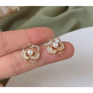 【再入荷】かわいい ピアス プレゼント 小さい フラワー パール オルチャン(ピアス)