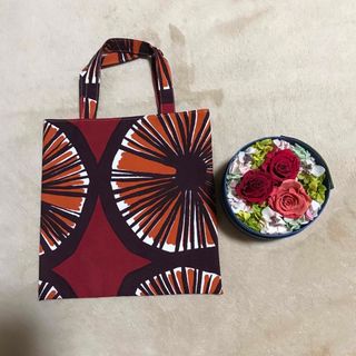 ハンドメイド 真っ赤な薔薇がよく映えているバッグ ドポ ハンドメイド 真っ赤な薔薇がよく映えているバッグ ドポ