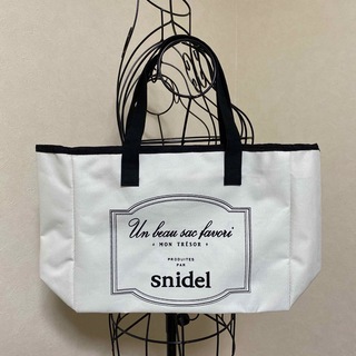 SNIDEL - 【新品未使用】Snidelトートバッグ、ジッパー付き、白キャンパス系、中花柄