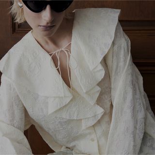 アメリヴィンテージ(Ameri VINTAGE)のAmeri◆2WAY EMBROIDERY RUFFLE BLOUSE(シャツ/ブラウス(長袖/七分))