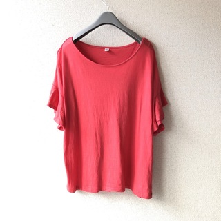 ユニクロ(UNIQLO)のユニクロ　M レディース　袖フリル　tシャツ 赤　レッド(Tシャツ(半袖/袖なし))