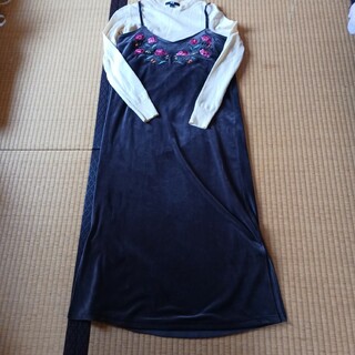 ユニクロ(UNIQLO)の【最終価格】ベロアジャンバースカート&ユニクロクリームセーター(マスク日本製10(ニット/セーター)