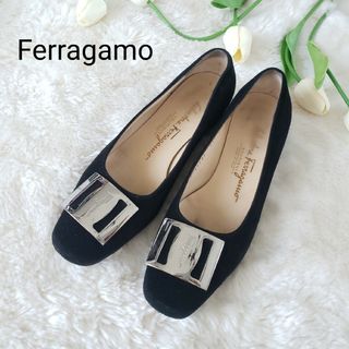 Ferragamoビッグプレート付きパンプス スエード ブラック 5ハーフC