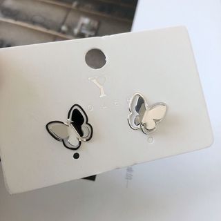 【SALE中‼】ピアス シルバー 蝶 シンプル 可愛い 黒 ミラー シルバー(ピアス)