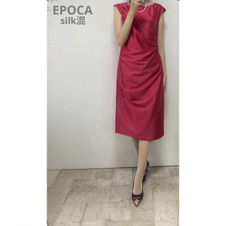 エポカ(EPOCA)の極美品エポカ　シルク混ドレープワンピース40 チェリーピンク　結婚式　パーティー(ひざ丈ワンピース)