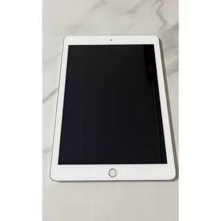 アップル(Apple)のipad 第5世代　シルバー　Wi-Fiモデル　32GB(タブレット)