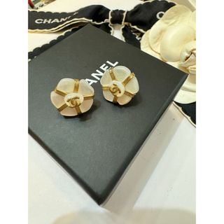 シャネル(CHANEL)のシャネル　CHANEL ヴィンテージ　カメリアピアス白蝶貝　フラワー(ピアス)