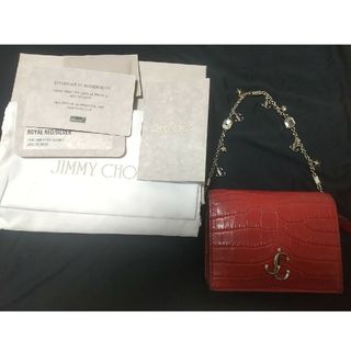 ジミーチュウ(JIMMY CHOO)のジミーチュウ 財布 チャーム付き 2つ折り チェーンウォレット　赤(財布)