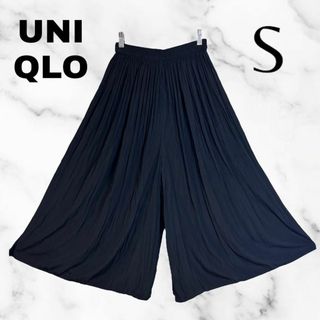 ユニクロ(UNIQLO)の美品✨【UNIQLO】クロップドプリーツワイドパンツ　ガウチョ　光沢　黒　S(カジュアルパンツ)