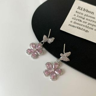 N2890 可愛い蝶々のピアス　レディースピアス　シルバー925 お花ピアス(ピアス)