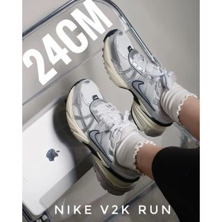 NIKE - 超人気完売続出　シルバーカラー【新品】NIKE V2K RUN 24cm