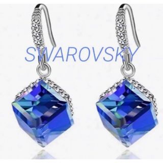 スワロフスキー(SWAROVSKI)のSWAROVSKI元素採用 綺麗 色可変フックピアス（ネイビー）(ピアス)