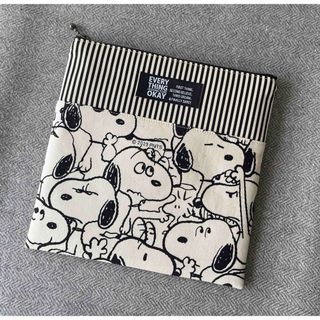 スヌーピー(SNOOPY)のハンドメイド　保冷保温ポーチ　スヌーピー　モノクロ　白(ポーチ)