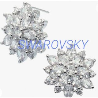 スワロフスキー(SWAROVSKI)の大きめフラワーモチーフ スワロフスキーCZ採用 スタッド ピアス(ピアス)