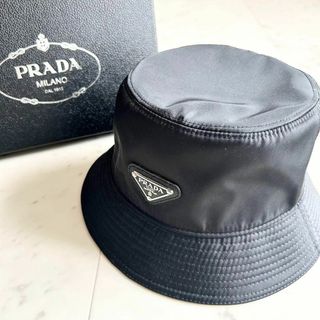 プラダ(PRADA)のPRADA 3角プレート ナイロン バケットハット ブラック(ハット)