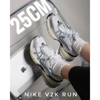 NIKE - 超人気完売続出　シルバーカラー【新品】NIKE V2K RUN 25cm