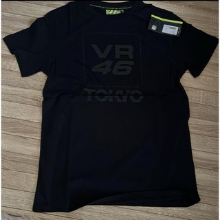 新品タグ付●VR46 東京限定 バレンティーノロッシ Tシャツ　M ブラック(装備/装具)