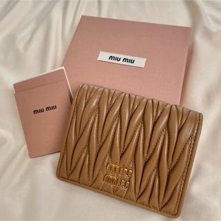 ミュウミュウ(miumiu)の【新品未使用】MIU MIU マテラッセレザー 折り財布(財布)